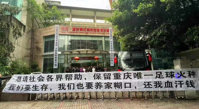 百般无奈的她最后跑进厨房，找出最大的一把刀直到贾森一声都不响的时候……直到伊妮德一阵疯狂的乱砍把他变成数不清的碎片的时候，每个碎片仍然因疼痛而扭动，抽搐。
